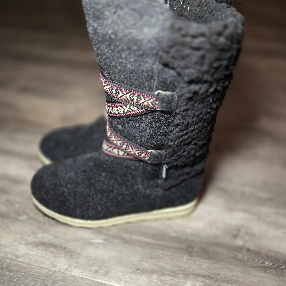 Muk Luks Women's Tally Boots. Size 6Charcoal/black
